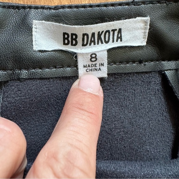 BB Dakota | Black Faux Leather Ruffle Hem Mini Skirt Size 8 - Picture 7 of 9